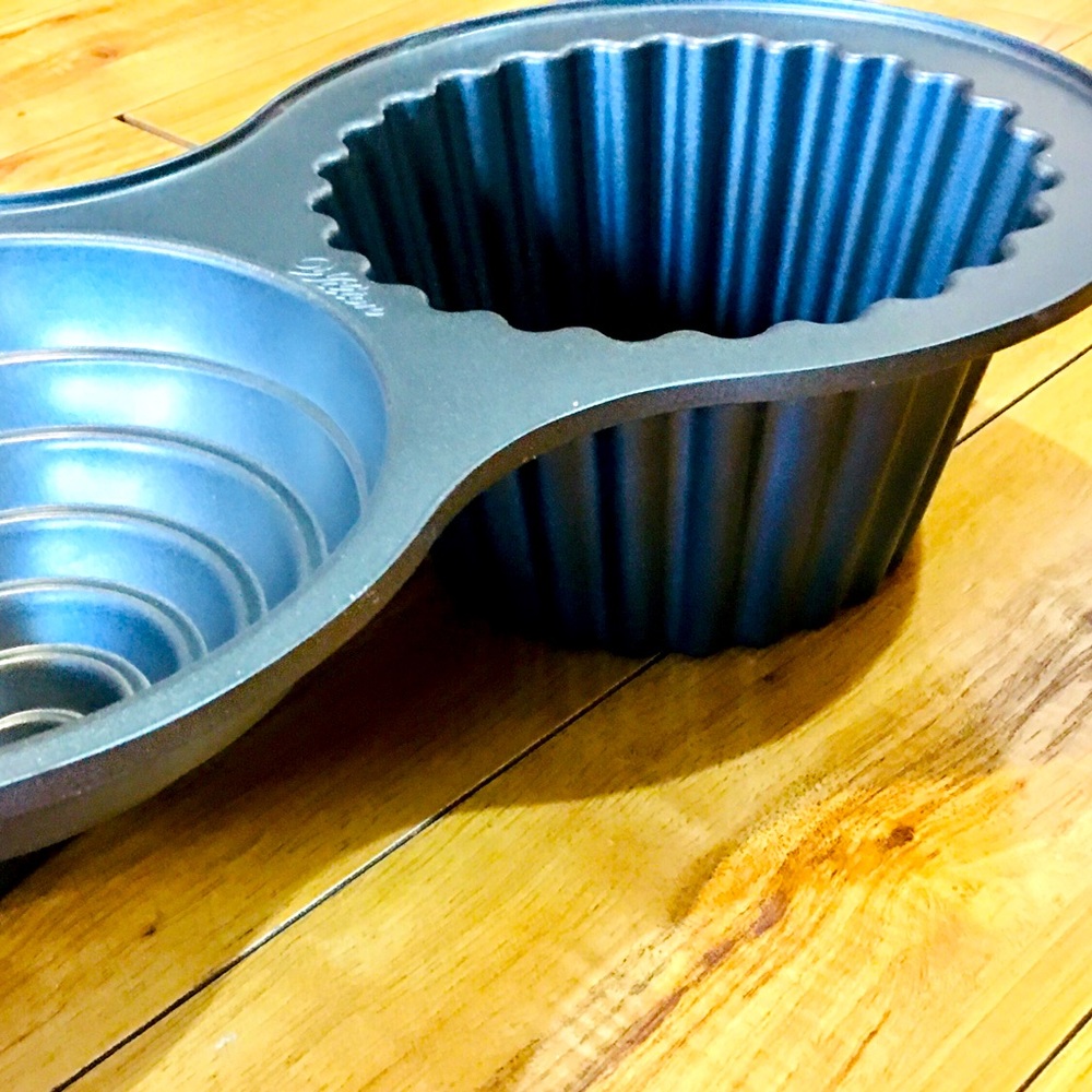 WILTON giant cupcake pan baking bakery birthday party